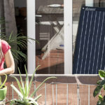 Frau mit Solarkraftanlage